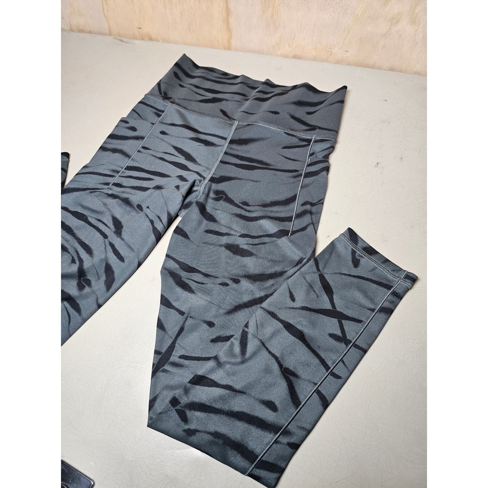 Athleta Salutation Stash Pocket II 7/8 Tight Grey Tiger Stripe Small Tall ST